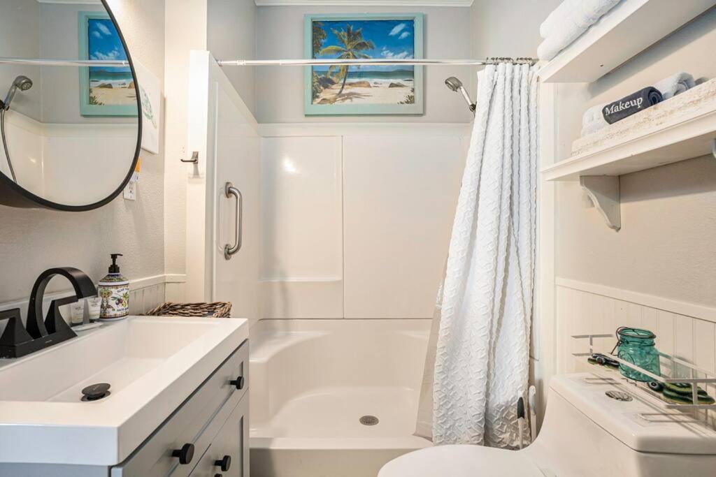 Beachy Bungalow! 2Bd, King Bed Galveston Luaran gambar