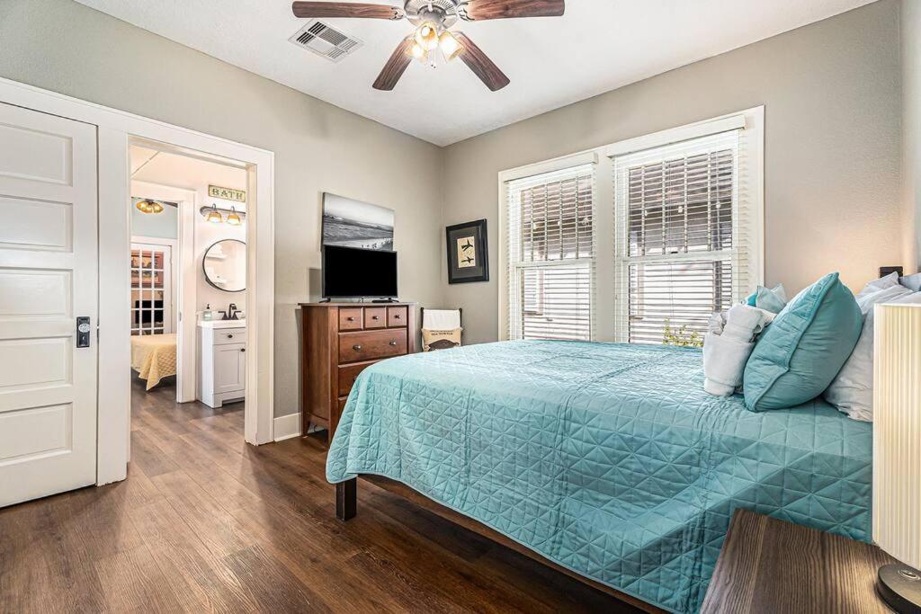 Beachy Bungalow! 2Bd, King Bed Galveston Luaran gambar