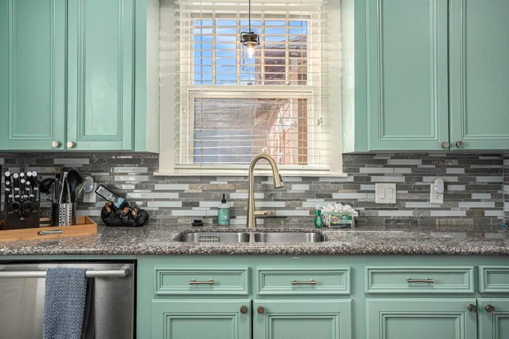 Beachy Bungalow! 2Bd, King Bed Galveston Luaran gambar