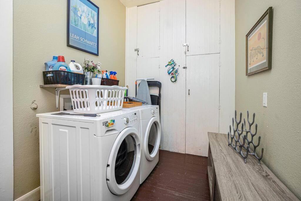 Beachy Bungalow! 2Bd, King Bed Galveston Luaran gambar