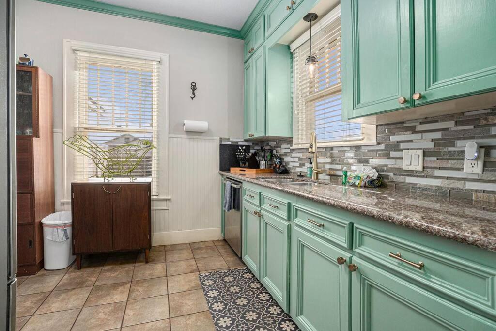 Beachy Bungalow! 2Bd, King Bed Galveston Luaran gambar