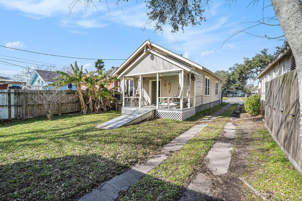 Beachy Bungalow! 2Bd, King Bed Galveston Luaran gambar