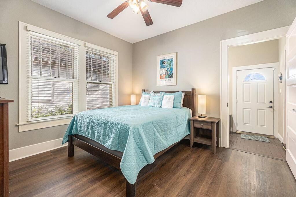 Beachy Bungalow! 2Bd, King Bed Galveston Luaran gambar