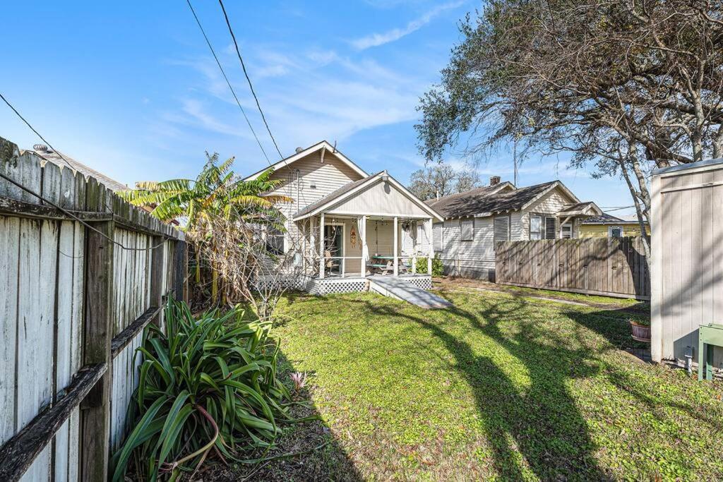 Beachy Bungalow! 2Bd, King Bed Galveston Luaran gambar