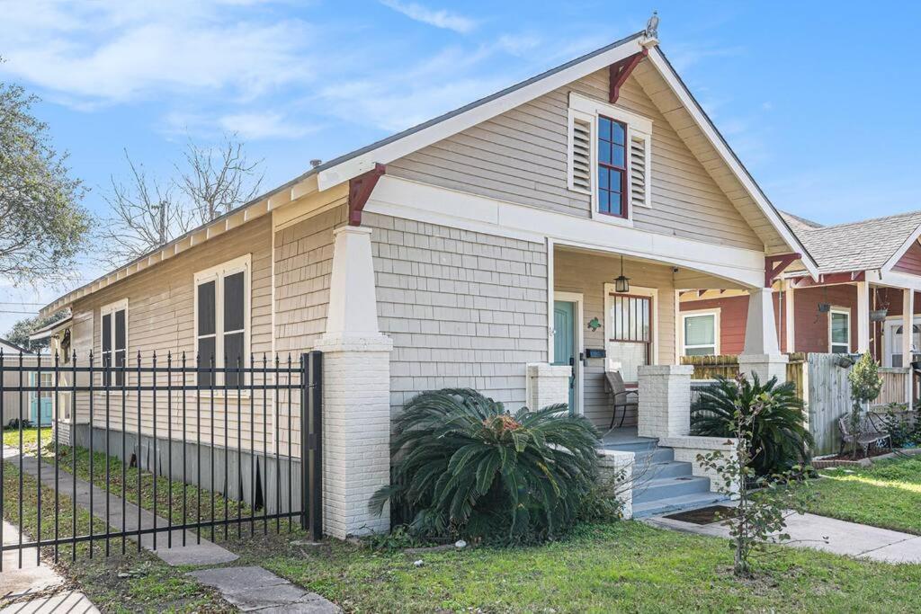 Beachy Bungalow! 2Bd, King Bed Galveston Luaran gambar